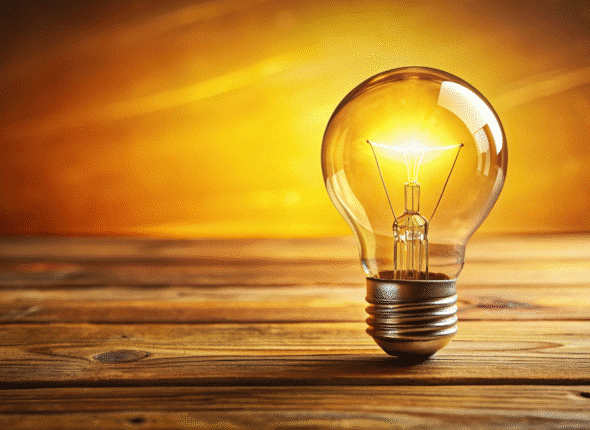 الكهرباء – الفهم الحقيقي للمجال والتيار والمقاومة تُعد الكهرباء من أهم فروع الفيزياء في منهج الصف الثالث الثانوي، فهي ليست فقط جزءًا من الحياة اليومية، ولكنها أيضًا تطبيق عملي مباشر على قوانين الفيزياء. دعونا نبدأ بفهم الأساسيات بطريقة مبسطة. 1. التيار الكهربائي: من فين رايح لفين؟ التيار الكهربائي هو حركة الشحنات الكهربائية (غالبًا إلكترونات) داخل موصل مثل السلك. في الفيزياء، بنفترض إن التيار بيجري من الموجب للسالب، رغم إن الإلكترونات فعليًا بتتحرك من السالب للموجب! وحدة قياس التيار: الأمبير (A) جهاز القياس: الأميتر (ويُوصل على التوالي في الدائرة) 2. فرق الجهد: الطاقة اللي بتحرك التيار فرق الجهد (أو الجهد الكهربائي) هو القوة اللي بتدفع الإلكترونات تتحرك. هو الفرق في الطاقة بين نقطتين في الدائرة. وحدة القياس: الفولت (V) جهاز القياس: الفولتميتر (ويُوصل على التوازي) مثال: البطارية اللي جهدها 9 فولت معناها إن كل شحنة بتاخد 9 جول من الطاقة علشان تتحرك. 3. المقاومة الكهربائية: العائق اللي بيبطّأ التيار المقاومة هي خاصية في المواد بتمنع أو تعيق مرور التيار الكهربائي. كل ما زادت المقاومة، قل التيار اللي بيمر. وحدة القياس: الأوم (Ω) جهاز القياس: الأوميتر قانون أوم الشهير: V=I×R يعني فرق الجهد = التيار × المقاومة. 4. توصيل المقاومات: توالي ولا توازي؟ في التوالي: المقاومة الكلية = مجموع المقاومات. في التوازي: المقاومة الكلية أقل من أصغر مقاومة. ده مهم جدًا علشان تعرف التيار هيمشي فين وكمية الجهد على كل عنصر في الدائرة. 5. الطاقة الكهربائية: إزاي نحسب الفاتورة؟ الطاقة المستهلكة = القدرة × الزمن E=P×t والقدرة الكهربائية: P=V×I مثال: جهاز بيشتغل على 220 فولت وبيسحب 2 أمبير، يبقى قدرته 440 وات.